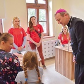 	Arcybiskup Tadeusz Wojda spotkał się z gośćmi i wolontariuszami.