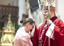 Po Eucharystii kontynuowana była modlitwa uwielbienia, podczas której zebrani mogli otrzymać od kapłanów indywidualne błogosławieństwo z nałożeniem rąk.