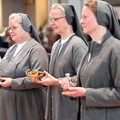 Siostry przygotowały oprawę liturgiczną i procesję z darami.