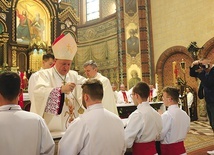 	Przyjmujący posługę otrzymali od bp. Adama Wodarczyka krzyże.