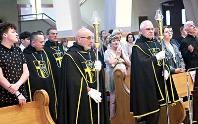 Świadectwem jest w parafii m.in. służba przy ołtarzu mężczyzn z Zakonu Rycerzy  Jana Pawła II.