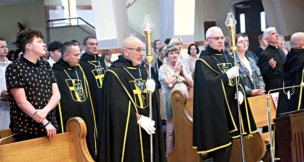 Świadectwem jest w parafii m.in. służba przy ołtarzu mężczyzn z Zakonu Rycerzy  Jana Pawła II.