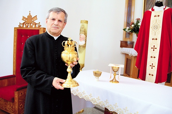 W kościele, na którego fundamentach Ojciec Święty sprawował Mszę św., wynosząc na ołtarze bł. Karolinę, znajdują się pamiątki związane z jego wizytą w Tarnowie – mówi ks. prał. Stanisław Dutka, proboszcz parafii bł. Karoliny w Tarnowie.