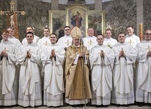 Tegoroczni neoprezbiterzy: Paweł Szmytkowski, Radosław Chilimoniuk, Kazimierz Siewko, Mateusz Proczek, Przemysław Misior oraz Mariusz Kowalski.