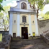 Kaplica św. Antoniego znajduje się w pobliżu parafialnego kościoła.