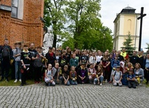 Uczestnicy przed figurą św. Stanisława w nadwiślańskim sanktuarium.