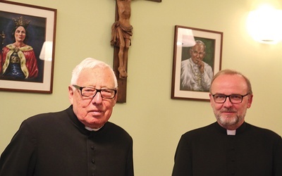 Miejscowi duszpasterze – ks. Jan Dziasek (po lewej) i ks. Marek Hajdyła, obecny proboszcz.