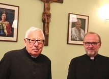 Miejscowi duszpasterze – ks. Jan Dziasek (po lewej) i ks. Marek Hajdyła, obecny proboszcz.