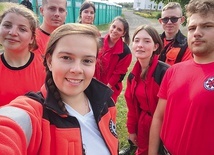 Grupa Ratownictwa Medycznego OSP „Dąbrowszczak”  od lat dba o bezpieczeństwo uczestników, ale jednocześnie osobiście przeżywa program duchowy wydarzenia.