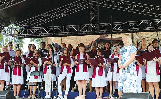 Uczestników wydarzenia gościć będą zwycięzcy poprzedniej edycji z Gostynina – chór Lira działający przy parafii św. Wojciecha (na zdjęciu: w czasie uroczystości koronacji obrazu Matki Bożej w Smardzewie w 2019 roku).