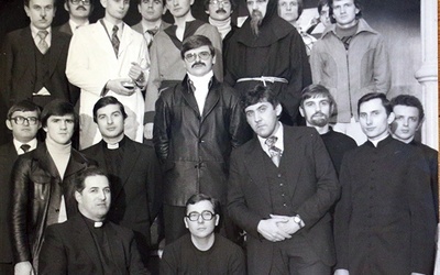 Alumni wraz ze swym mentorem (na zdjęciu w pierwszym rzędzie  od lewej) po spektaklu o św. Franciszku w 1981 r.
