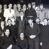 Alumni wraz ze swym mentorem (na zdjęciu w pierwszym rzędzie  od lewej) po spektaklu o św. Franciszku w 1981 r.