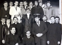 Alumni wraz ze swym mentorem (na zdjęciu w pierwszym rzędzie  od lewej) po spektaklu o św. Franciszku w 1981 r.