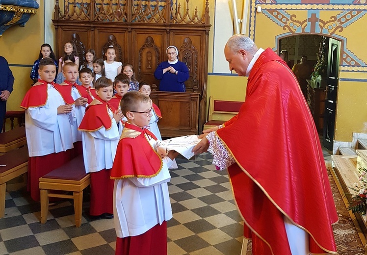 Błogosławieństwo ministrantów w Przyszowej