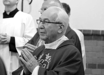 Ks. Ludwik Sosnowski w czasie 25-lecia przedszkola sióstr prezentek.