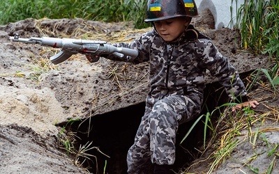 Pięcioletni Walentyn bawi się w żołnierza obrony terytorialnej Sił Zbrojnych Ukrainy.
30.05.2022 Stojanka, Ukraina