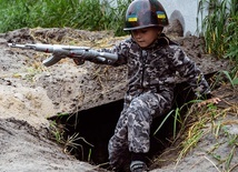 Pięcioletni Walentyn bawi się w żołnierza obrony terytorialnej Sił Zbrojnych Ukrainy.
30.05.2022 Stojanka, Ukraina