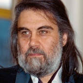 Evangelos Odysseus Papathanassiou, czyli Vangelis (1943–2022) był wybitnym twórcą muzyki elektronicznej, autorem wielu nagradzanych kompozycji.