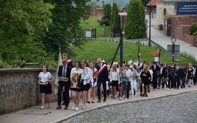 Relikwiarz nieśli uczniowie szkoły.