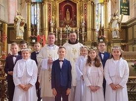W pielgrzymkę dziękczynną wraz z proboszczem wyruszyły dzieci m.in. z parafii w Tumie.
