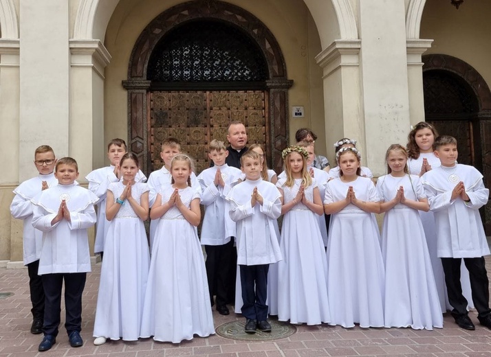 Dzieci z parafii Najświętszego Serca Jezusowego w Błoniu dziękowały Matce Bożej w Jej wizerunku w Gidlach i na Jasnej Górze.