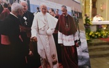 W kościele wyeksponowano zdjęcie z miejsca powitania i pożegnania Jana Pawła II w Mościcach.