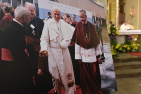 W kościele wyeksponowano zdjęcie z miejsca powitania i pożegnania Jana Pawła II w Mościcach.