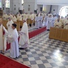 W pielgrzymce razem z biskupami wzięło udział niemal stu kapłanów.