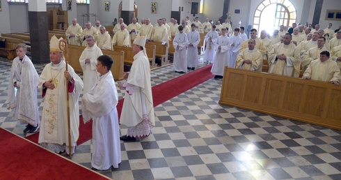 W pielgrzymce razem z biskupami wzięło udział niemal stu kapłanów.
