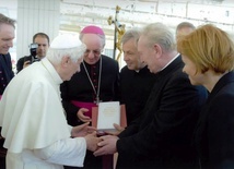 Przesłaniem pontyfikatu Benedykta XVI jest zasada "Trzymać się Boga!"