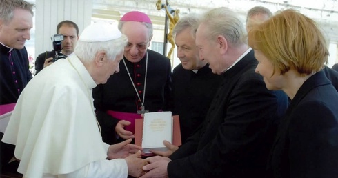 Przesłaniem pontyfikatu Benedykta XVI jest zasada "Trzymać się Boga!"