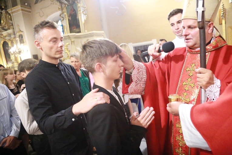 Bierzmowanie u św. Jadwigi w Dębicy