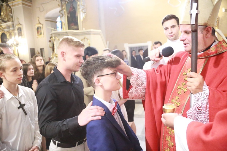 Bierzmowanie u św. Jadwigi w Dębicy