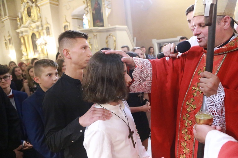 Bierzmowanie u św. Jadwigi w Dębicy