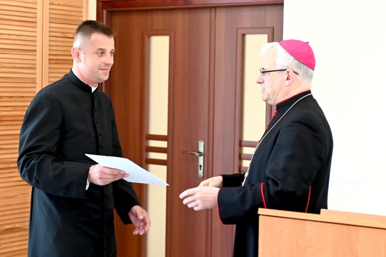 Wręczenie dekretów nowym proboszczom i administratorom parafii 