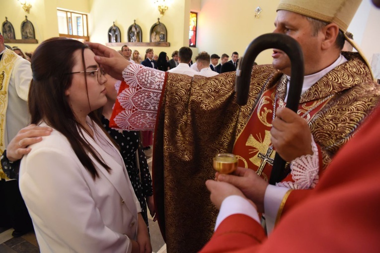 Bierzmowanie par. Krzyża Św. i MBB w Dębicy 