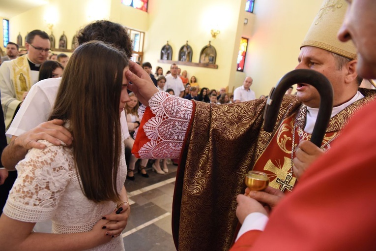 Bierzmowanie par. Krzyża Św. i MBB w Dębicy 