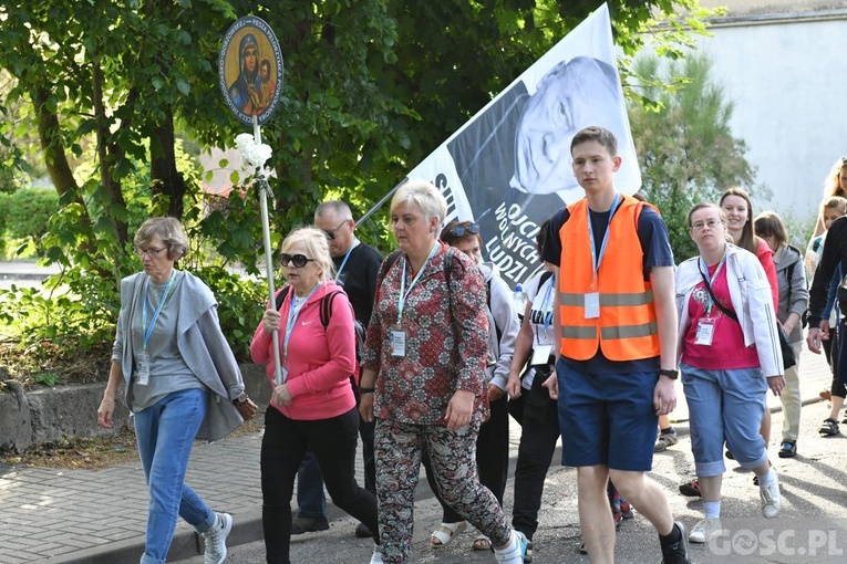 Piesza pielgrzymka w intencji powołań już w drodze do Paradyża i Rokitna