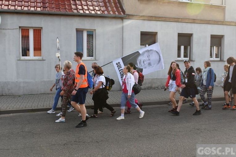Piesza pielgrzymka w intencji powołań już w drodze do Paradyża i Rokitna