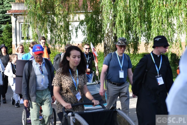 Piesza pielgrzymka w intencji powołań już w drodze do Paradyża i Rokitna