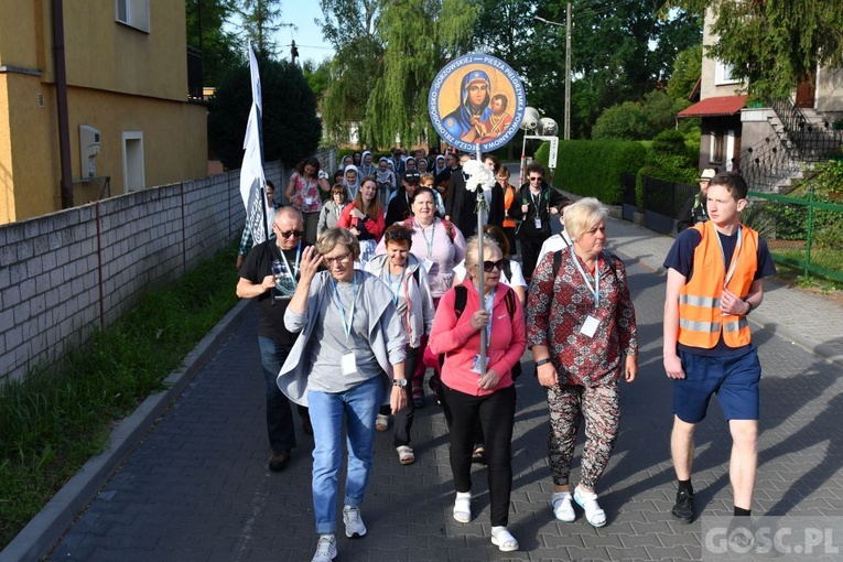 Piesza pielgrzymka w intencji powołań już w drodze do Paradyża i Rokitna