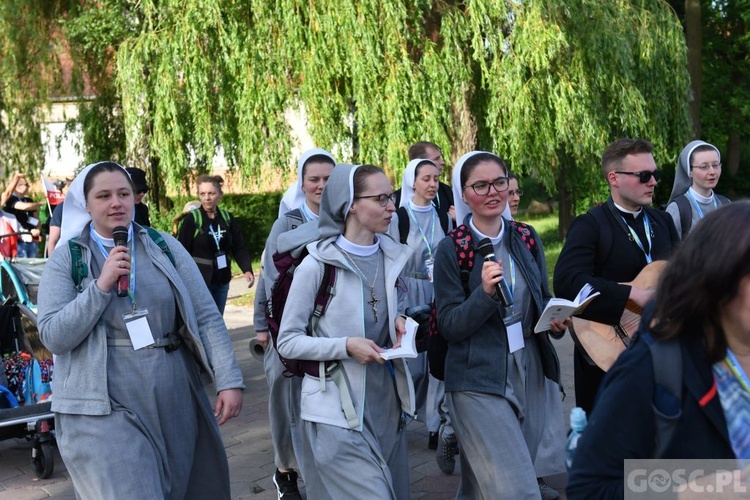 Piesza pielgrzymka w intencji powołań już w drodze do Paradyża i Rokitna