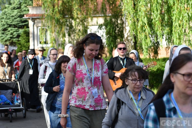 Piesza pielgrzymka w intencji powołań już w drodze do Paradyża i Rokitna