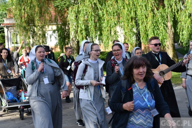 Piesza pielgrzymka w intencji powołań już w drodze do Paradyża i Rokitna