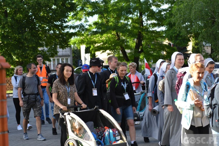 Piesza pielgrzymka w intencji powołań już w drodze do Paradyża i Rokitna