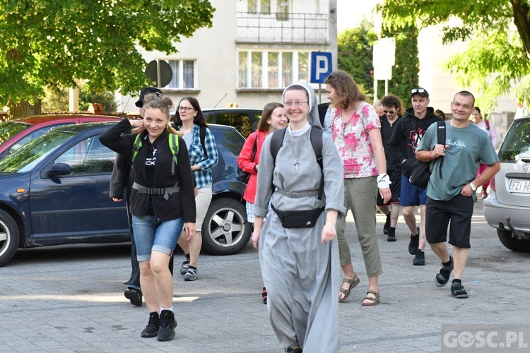 Piesza pielgrzymka w intencji powołań już w drodze do Paradyża i Rokitna