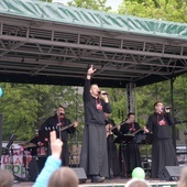 Wystąpi zespół księży Jak Najbardziej.