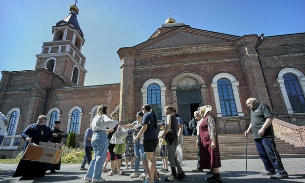 Wolontariusze rozdają żywność