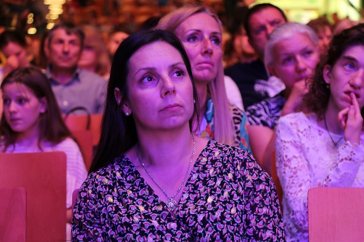 Uwielbienie "Wierne Miłości" w Hali Stulecia cz. 1