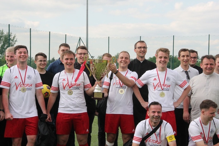 Tarnów. Mistrzostwa Polski WSD w piłce nożnej - dekoracja zwycięzców